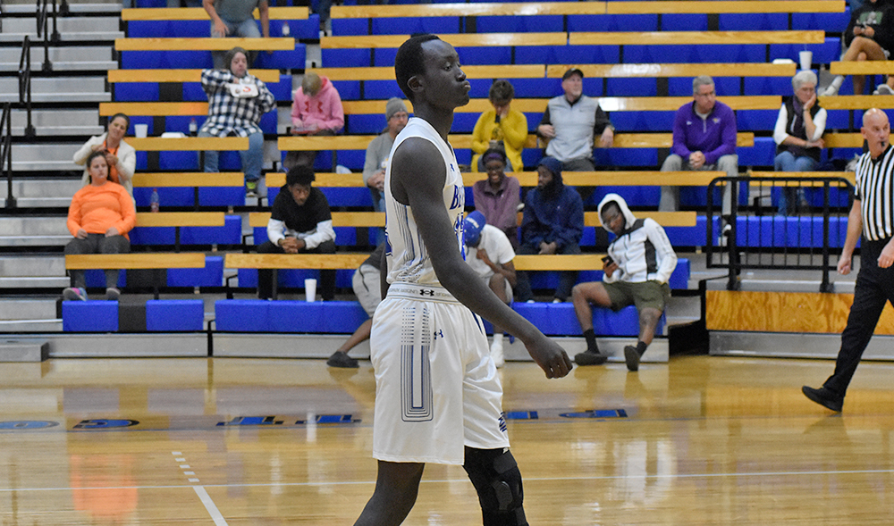 Kueth, Eziukwu lead Beavers to first home win