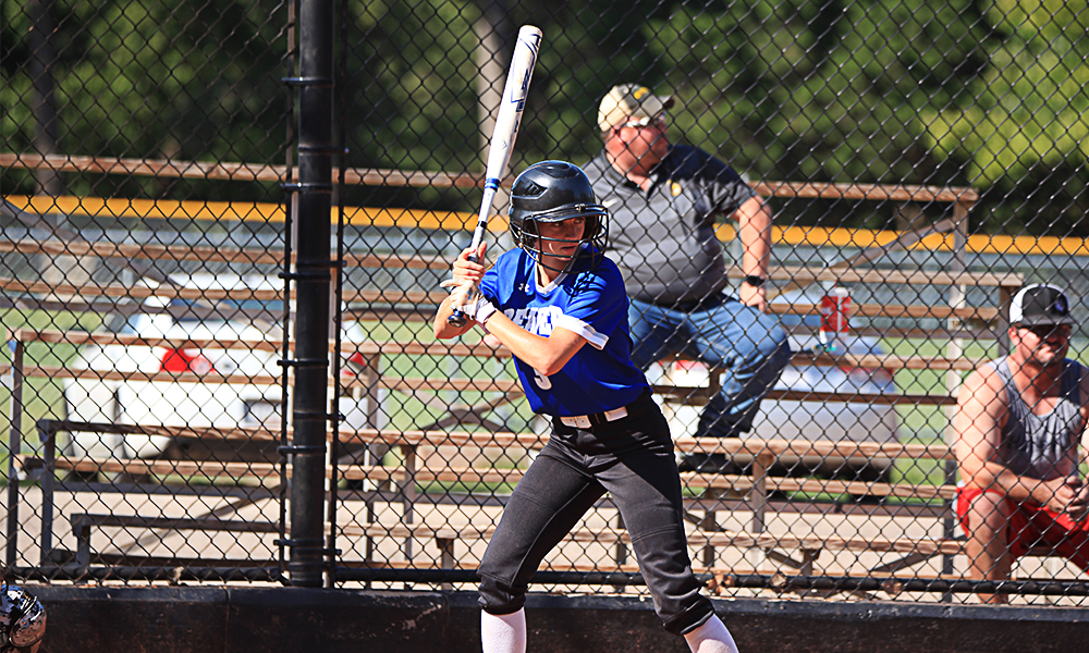 Softball splits opening weekend against Lamar